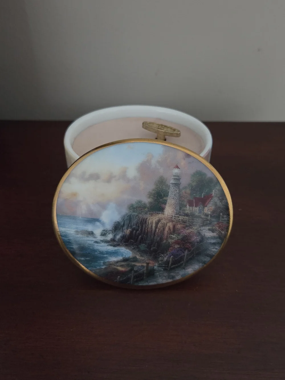 Thimas Kincade The Lights of Peace Decorative Gold-Trim Lighthouse Music Box